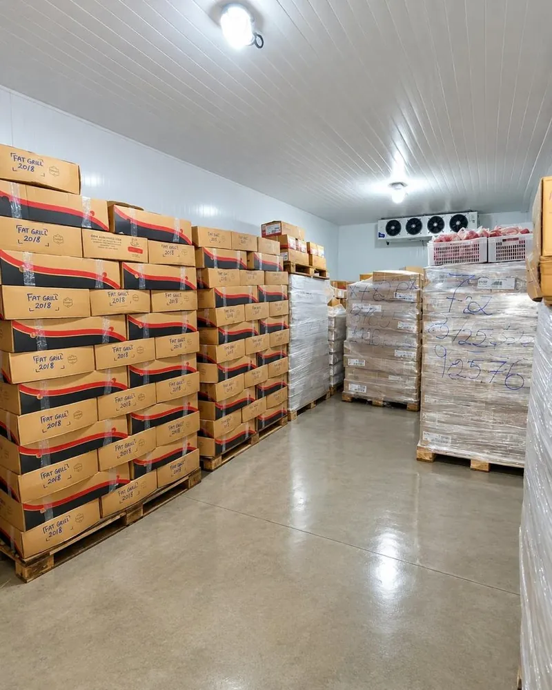 Câmara fria da DRM com caixas paletizadas e evaporador