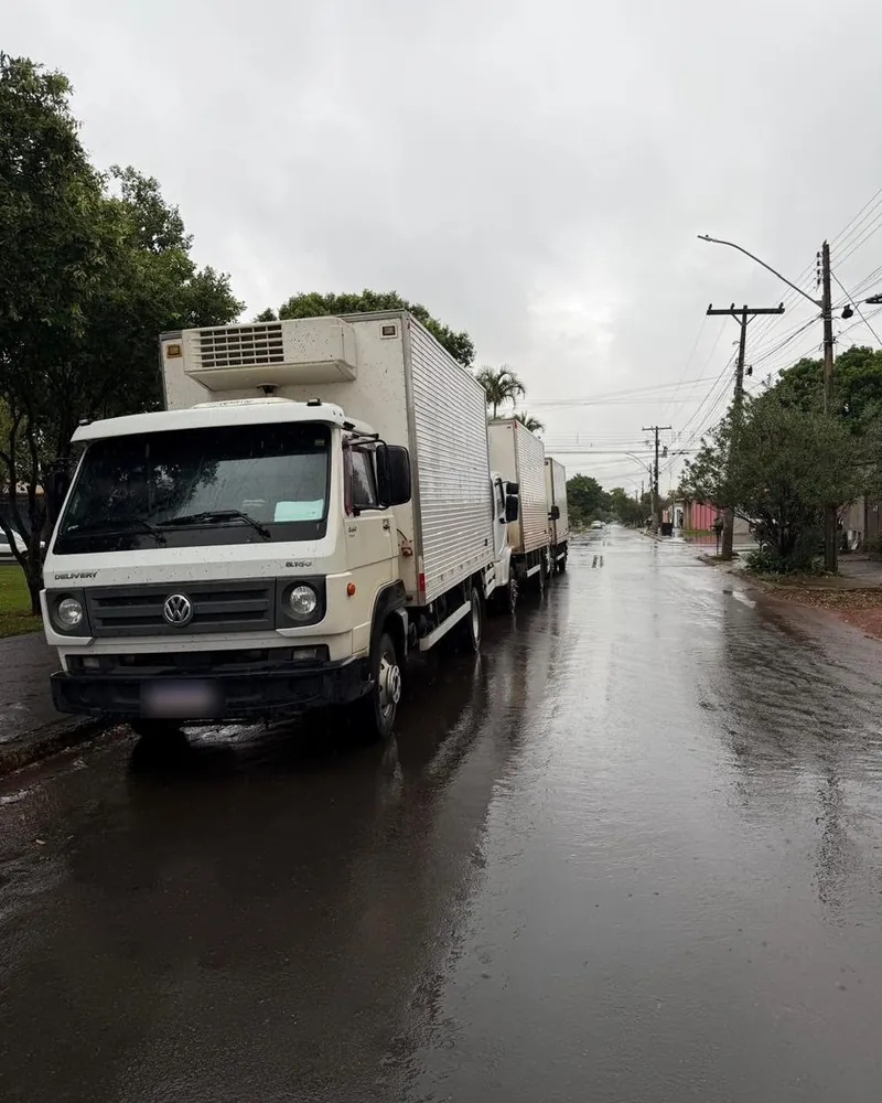 Caminhões baú com unidade de refrigeração usados na entrega